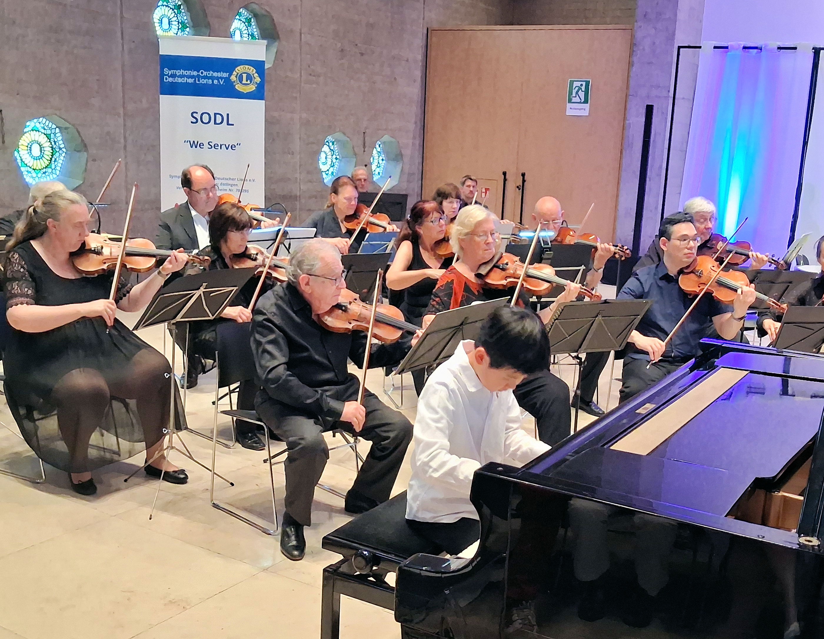 Symphonieorchesters Deutscher Lions (SODL) im VENTANA, im Vordergrund der 11jährige Pianist Philipp Kaiyan