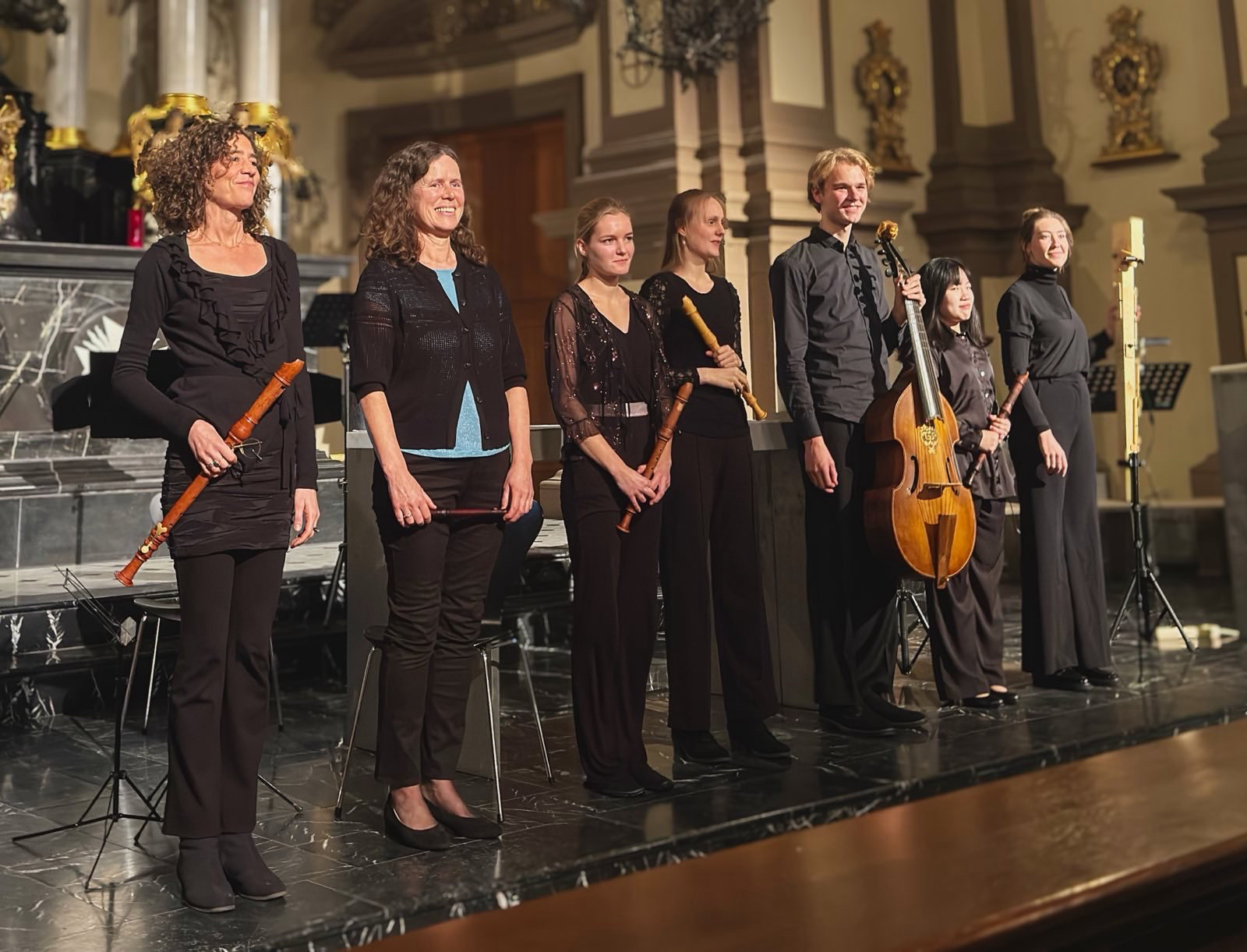 Prof. Kerstin de Witt, Studierende ihrer Klasse und der Gambist Andolin Körner beim Schluss