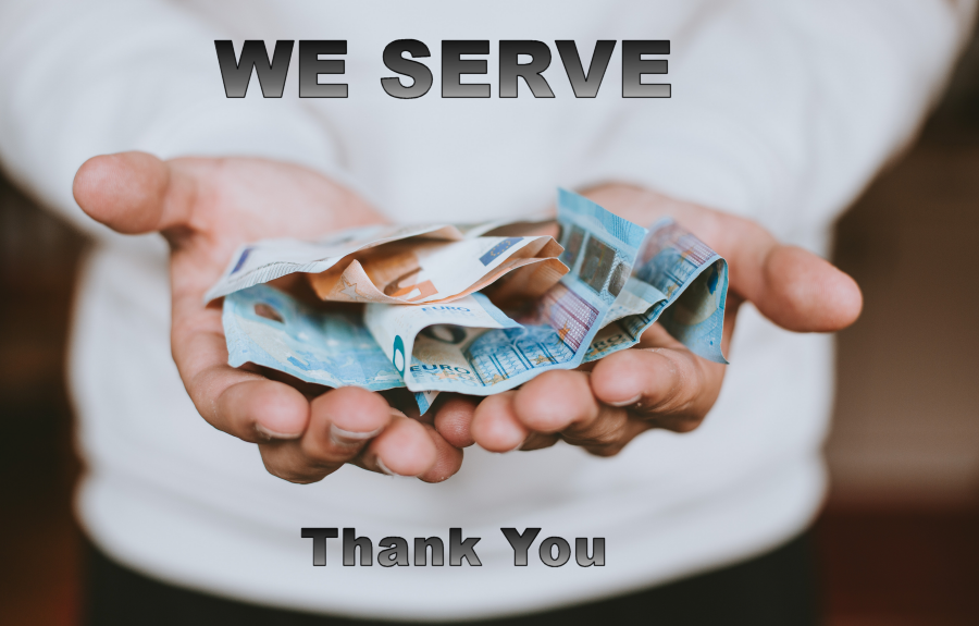 Hand mit Spendengeldern: We Serve